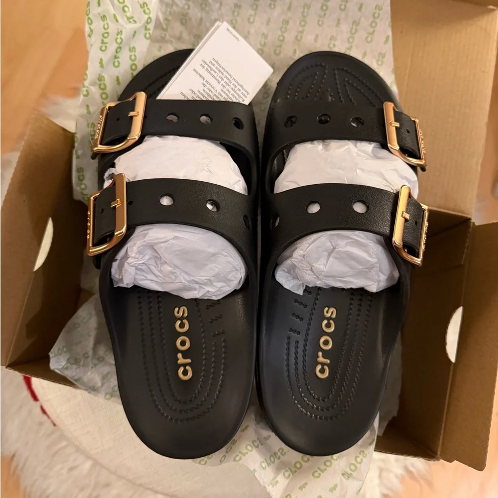 CROCS Metallic Buckle Saturday Sandal Size 9/10 NEW Black Gold Beach Resort - Picture 4 of 9
